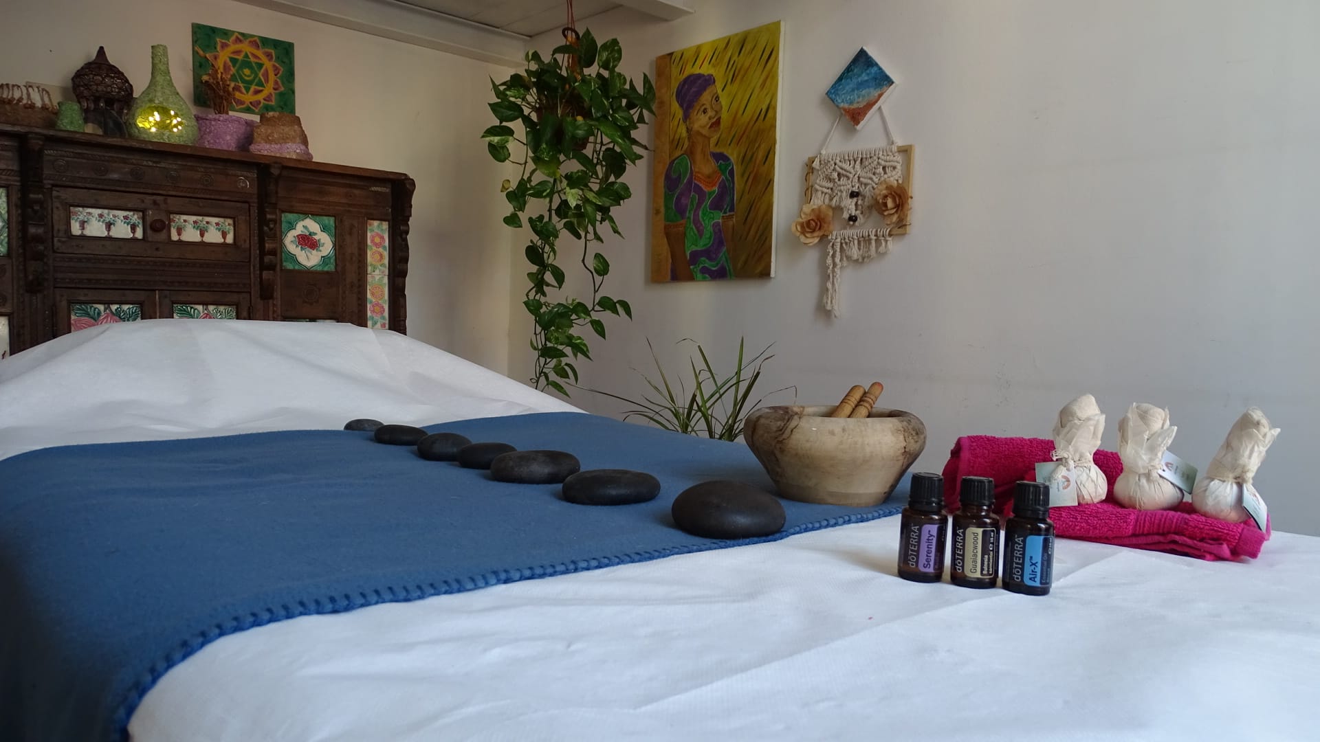 Lettino per massaggi con pietre calde