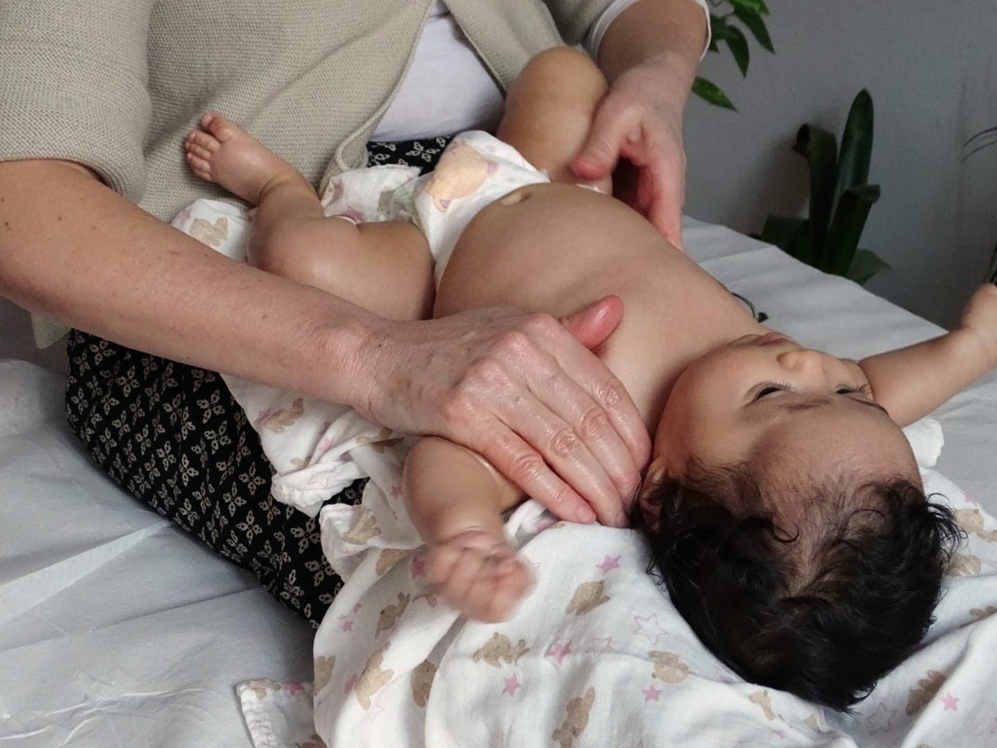 Barbare effettua un massaggio ad una bimba PP