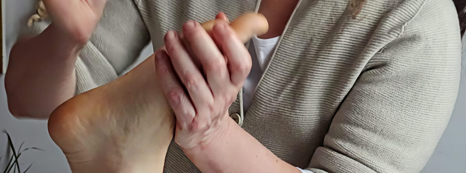 Barbara effettua il massaggio reflessogeno thailandese del piede