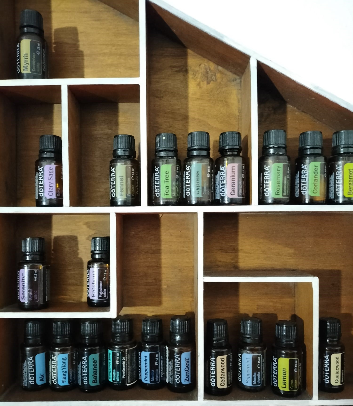 foto di ventuno oli essenziali differenti su mensole