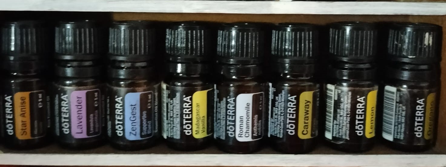 foto di oli essenziali diversi su mensola