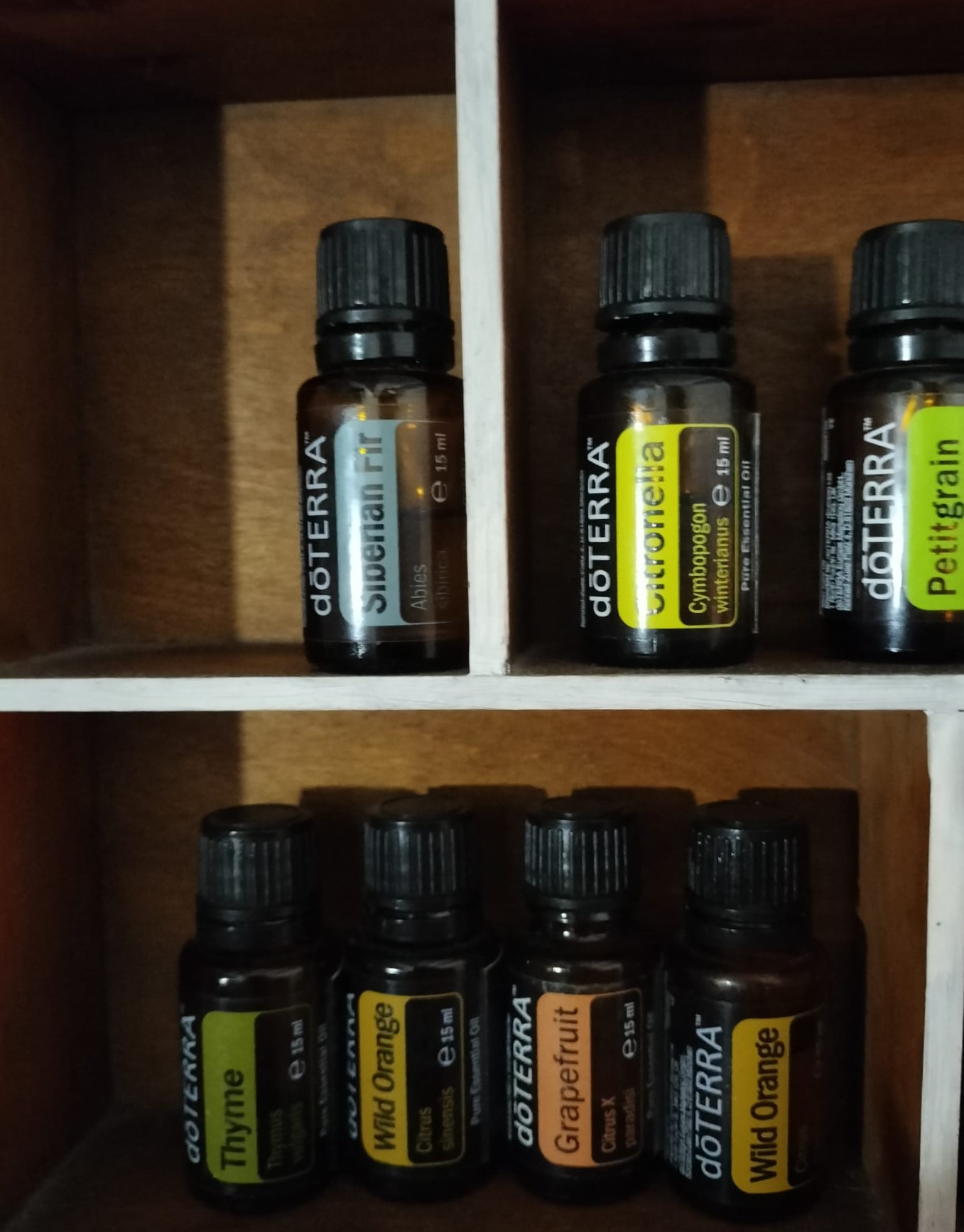 foto di oli essenziali su mensole