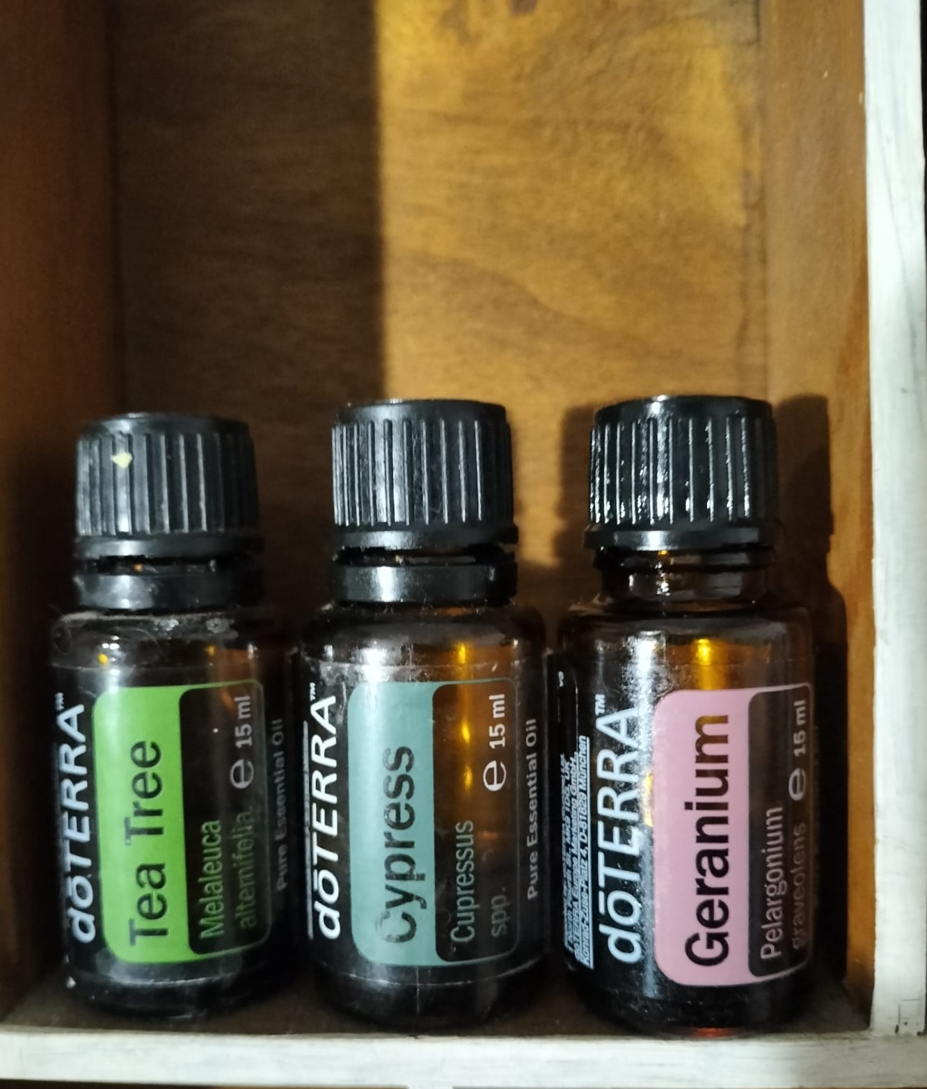 foto di tre oli essenziali su una mensola