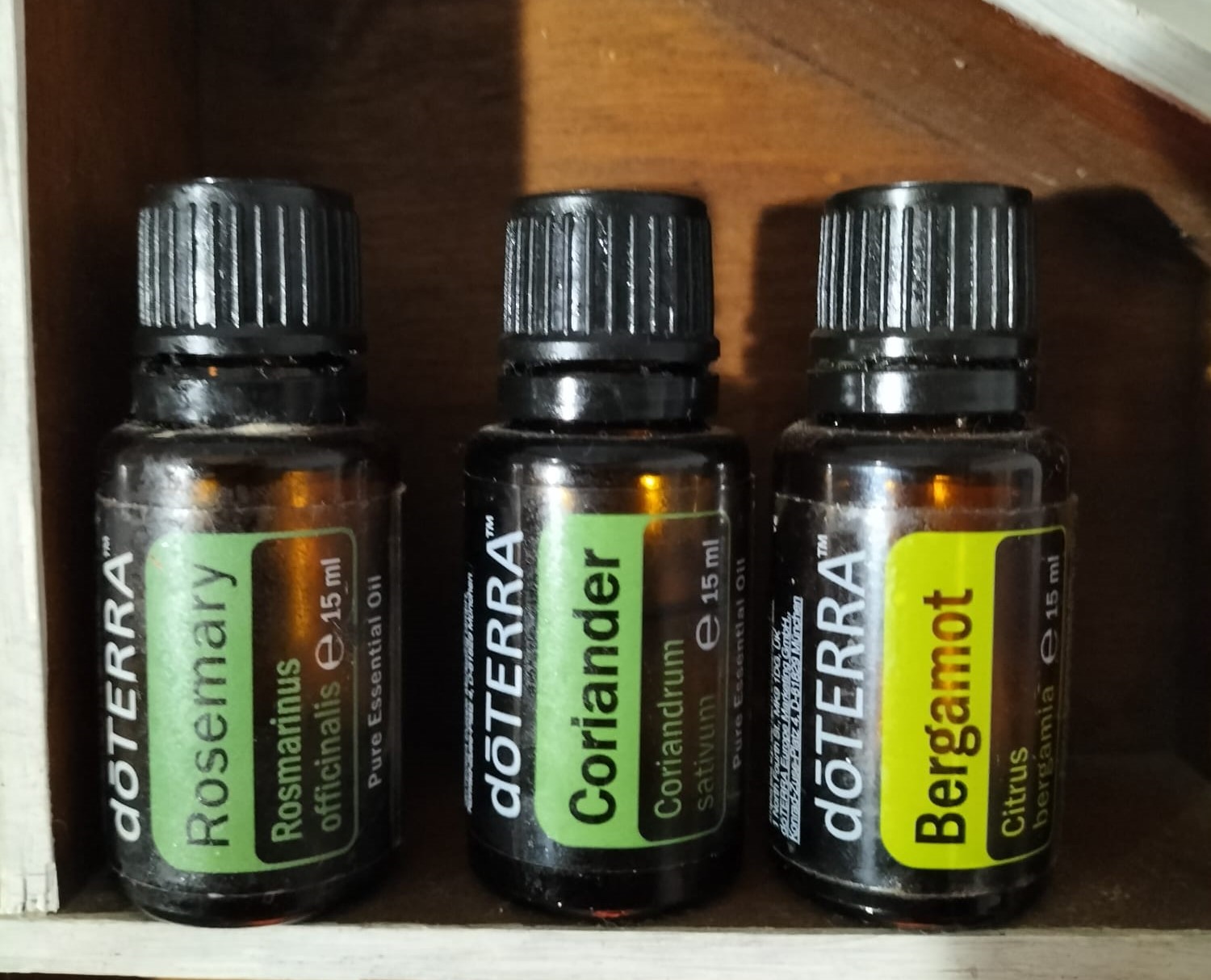 foto di tre oli essenziali su una mensola