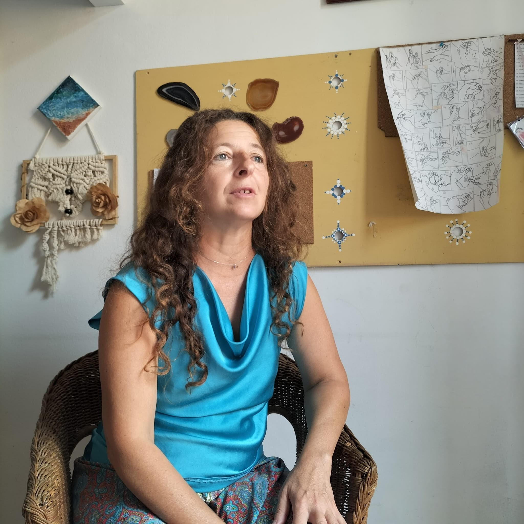 Persona che riflette in un ambiente tranquillo