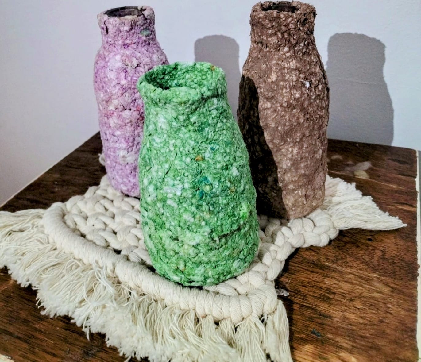 3 vasi simili di grandezza fatti a mano