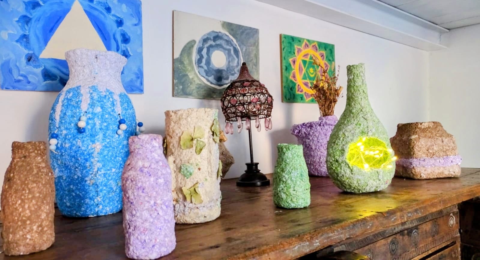 Gruppo di vasi fatti a mano su un mobile