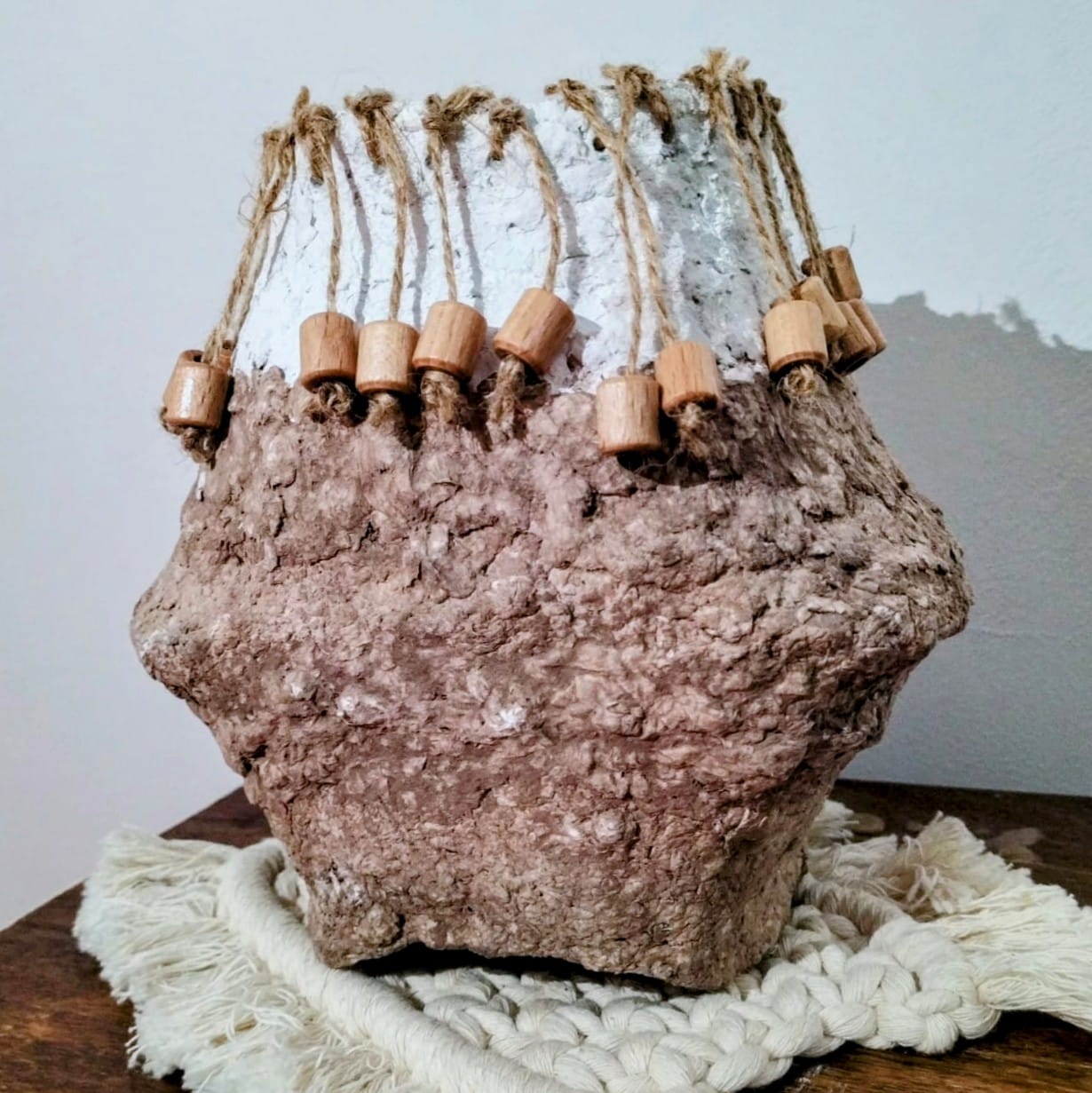 Vaso marrone con decorazione pendente fatto a mano