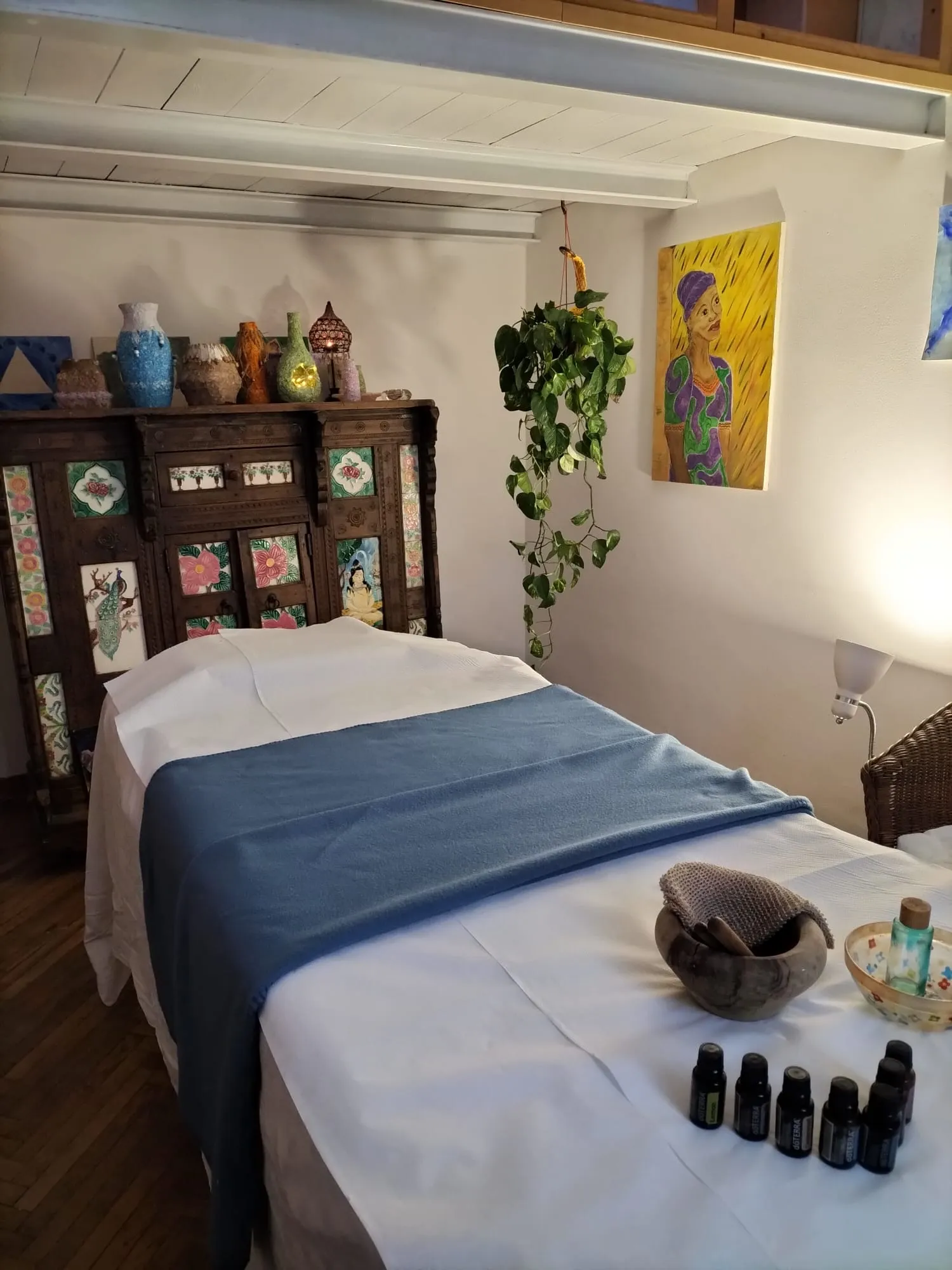 Lettino da massaggio in ambiente rilassante